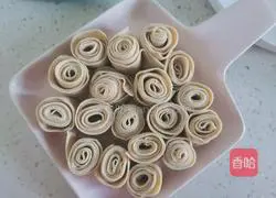 Illustration of how to make spicy tofu skin rolls 3