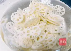 Illustration of how to make cold lotus root slices 3
