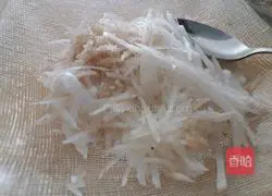 Illustration of how to make scallion oil and radish shreds on the tip of the tongue 3