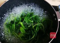 Illustration of how to make king oyster mushrooms with spinach 11