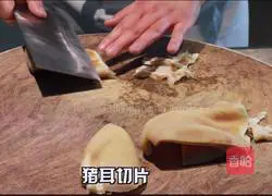 Illustration of how to make red oil pig ears 4