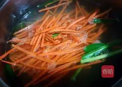 Illustration of how to make cold tofu skin and leeks 4