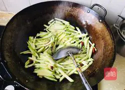 Illustration of how to make vinegar-coated zucchini shreds 4