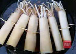 Illustration of making enoki mushroom rolls with bean skin 7