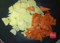Illustration of how to make vegetarian fried carrot and potato slices 4