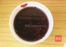 Illustration of how to make black rice, red bean and apple porridge 1