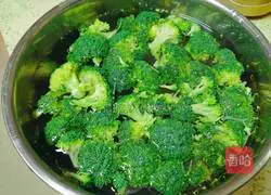  Illustration of how to make garlic broccoli 1