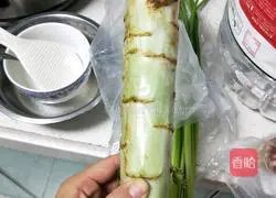 Illustration of how to make shredded garlic lettuce 1