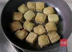 Three cups Illustration of how to make stinky tofu 4