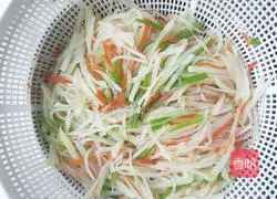 Illustration of making shredded potatoes 6