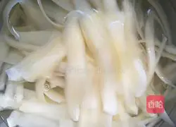 Illustration of how to make potato slices with tomato sauce 1