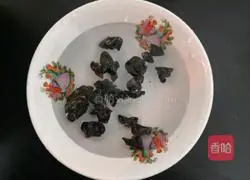 Illustration of how to stir-fry celery and fungus 2