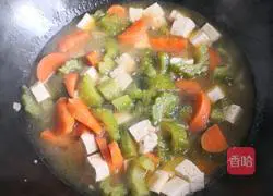 Illustration of how to make bitter melon, tofu and carrots 9