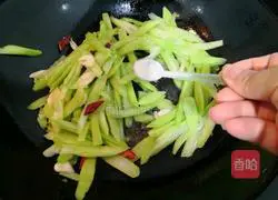 Illustration of how to make spicy stir-fried kale 12