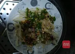 Illustration of how to make enoki mushrooms in oil 11