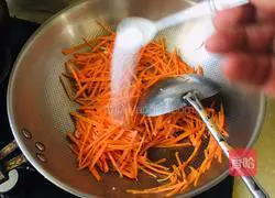 Illustration of how to make fried tofu skin with shredded carrots 5