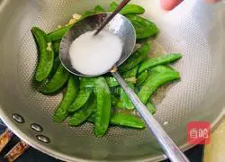Illustration of how to make fried snow peas 7