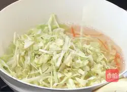 Illustration of how to make spicy and sour shredded cabbage 8