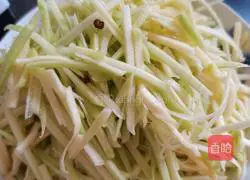 Illustration of how to stir-fry pumpkin shreds with dry pepper 2