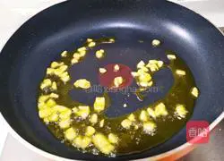 Illustration of how to make stir-fried three diced vegetables 7