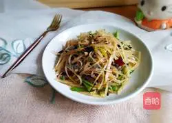 Illustration of how to make black bean paste mixed with green pepper and potato shreds 24