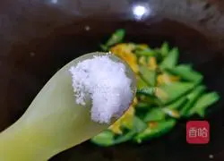 Illustration of how to make cucumber and scrambled eggs 7