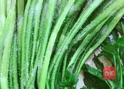 Illustration of how to make minced garlic wild celery 3