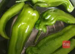 Illustration of how to make tiger skin green pepper 1