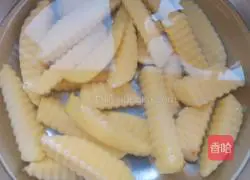 Illustration of how to make wolf tooth potatoes 3