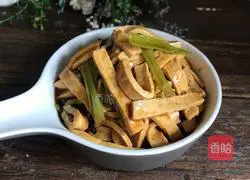 Illustration of how to make fried dried tofu with celery 12