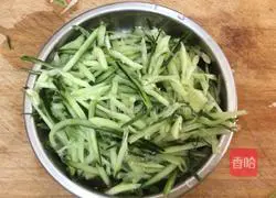 Illustration of how to make cold shredded chicken breast with reduced fat content 9