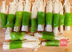 Illustration of how to make spicy pepper and enoki mushroom rolls 3