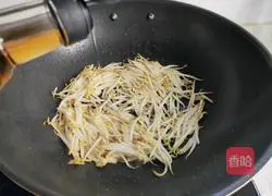 Illustration of how to make stir-fried bean sprouts 5