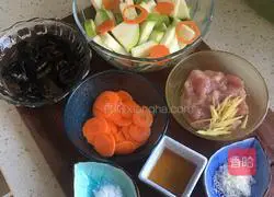 Illustration of how to make fried pork slices with zucchini, black fungus and black fungus 5