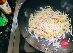 Illustration of how to make sour potato shreds 7