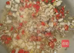 Illustration of how to make hand-shredded cabbage 3