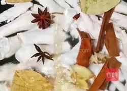 Illustration of how to make pickled pepper chicken feet 5