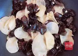 Illustration of how to make braised mixed vegetables with two ears (detoxification and bowel cleansing) 5