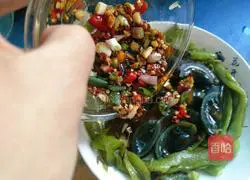 Illustration of how to make tiger skin, green pepper and preserved eggs 8