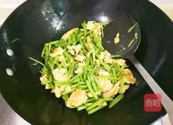 Illustration of how to make fragrant reed and mugwort scrambled eggs 8