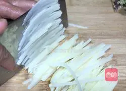 Illustration of how to make vegetarian stir-fried three shredded silkworms 2