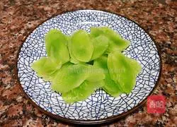 Illustration of how to stir-fry lettuce and fungus 2