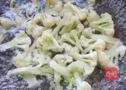 Illustration of how to cook cauliflower and fungus 2