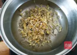 Illustration of how to make cold soybean sprouts 1
