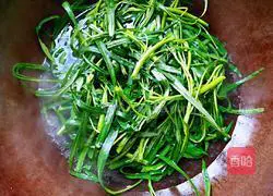 Illustration of how to make cold water spinach 3