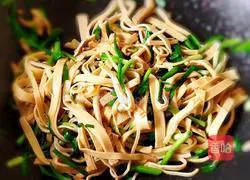 Illustration of how to stir-fry tofu skin with green garlic sprouts 8
