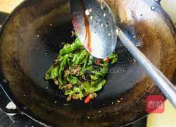 Illustration of how to make fried beef with green pepper and black bean 10