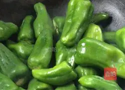 Illustration of how to stir-fry garlic and green pepper 5