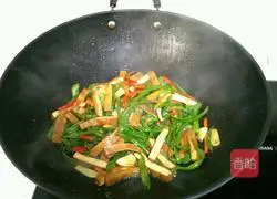 Illustration of how to stir-fry green peppers and dry them 9