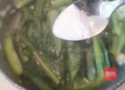 Illustration of how to make garlic-fried lettuce 6